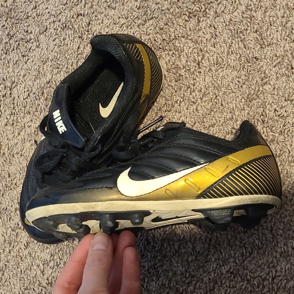 Nike size 11 soccer cleats black & gold - Picture 4 of 4